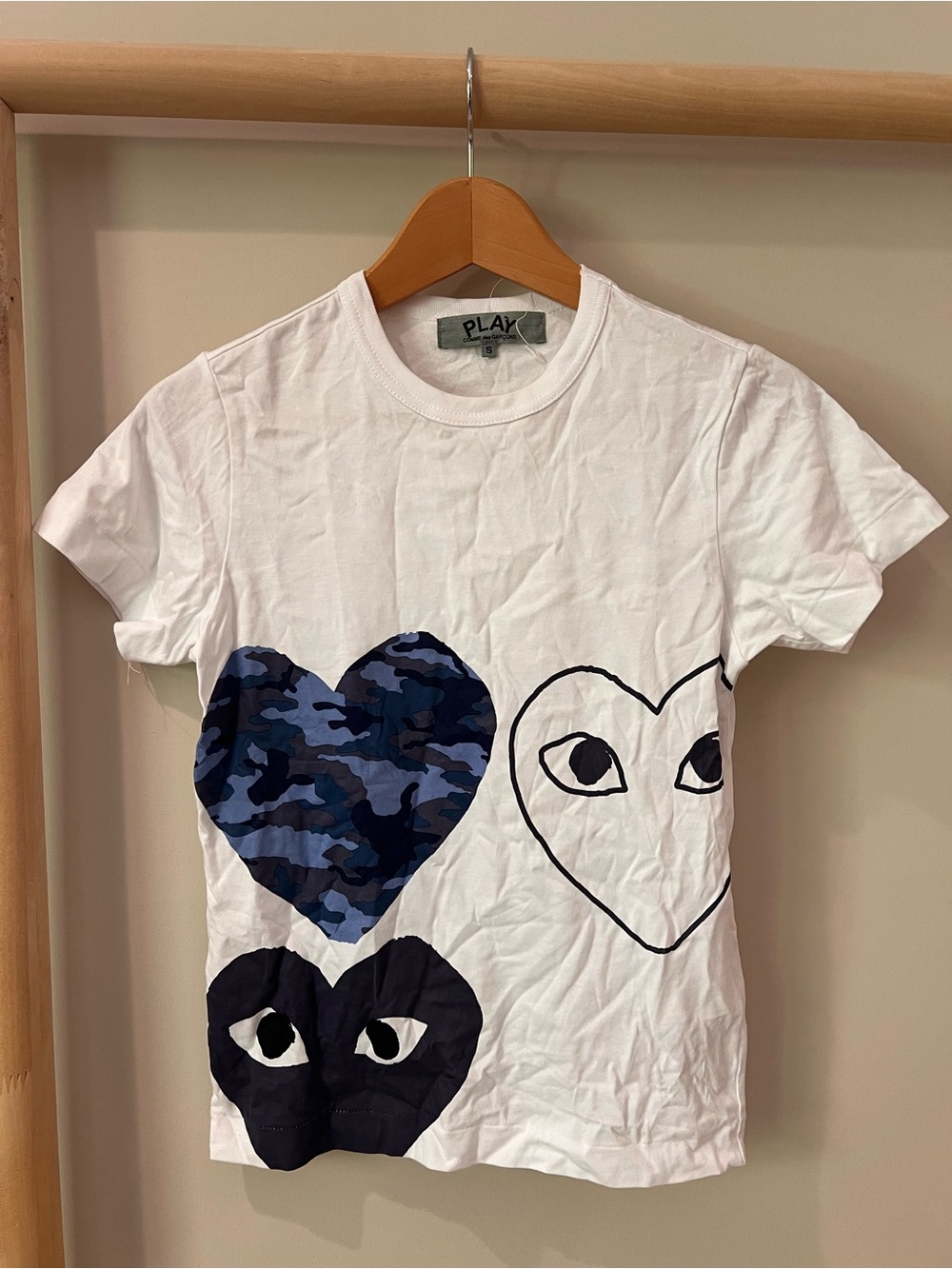 Comme des Garcons PLAY blue camo hearts white crew neck tee shirt sz small